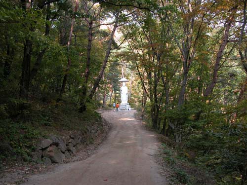 수종사길목에 산사를 찾아오는 이들에게 자상한 미소로 맞이해주는 관음보살상 